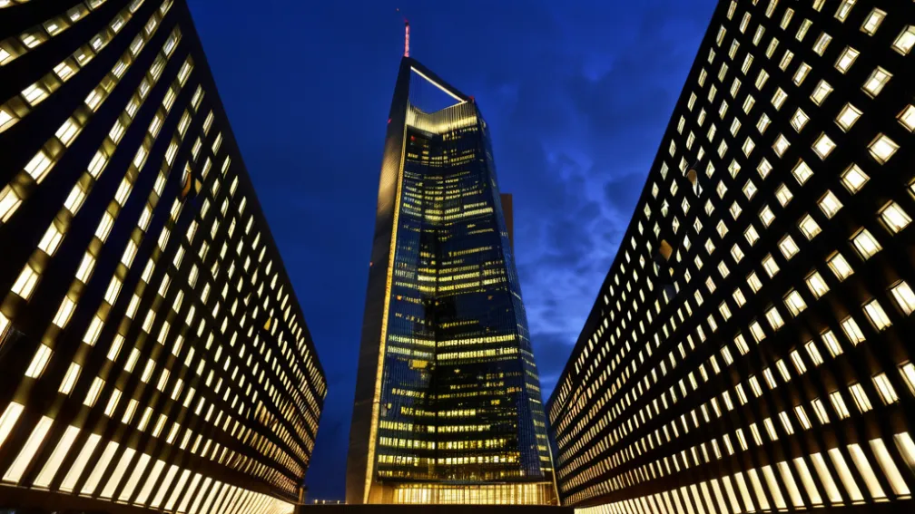 Стабильность на фоне турбулентности: почему ФРС и ЕЦБ не спешат менять ставки