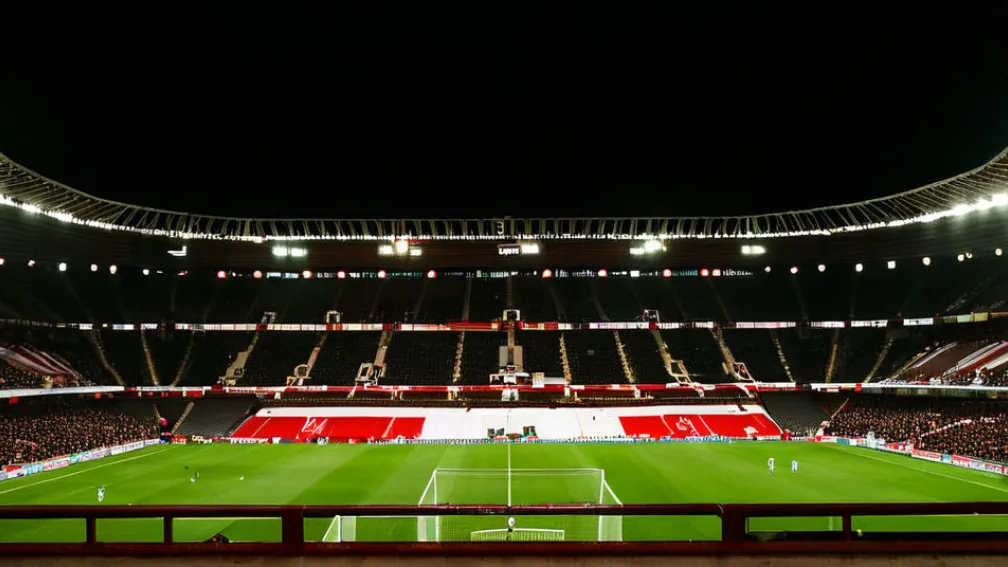 Футбольный клуб "Санкт-Паули" рассматривает полный запрет на курение на стадионе