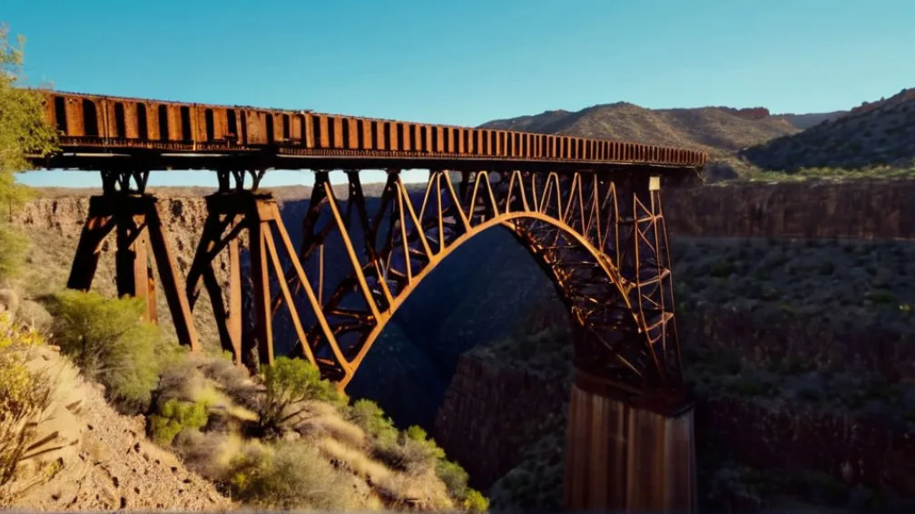 Захватывающее приключение: экстремалы пересекают каньон в Мексике по старой железнодорожной эстакаде