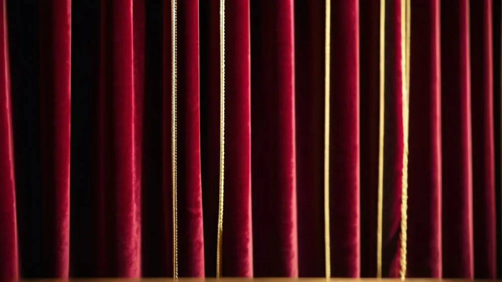 Урсула Карвен триумфально вернулась на сцену, а её сыновья представили своих возлюбленных