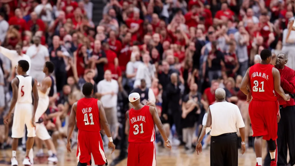 Болельщик напал на звезду NBA после матча!
