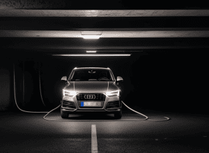 В Штутгарте сгорел электрокар Audi Q4: Машина загорелась в подземном паркинге, эвакуированы здания