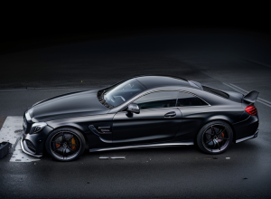 В Германии Mercedes-AMG "пролетел" через дорогу и рухнул на парковку: трое пострадавших, полиция подозревает гонки