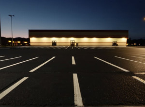 В Хильдесхайме разыскиваемый преступник протащил полицейского на автомобиле во время задержания