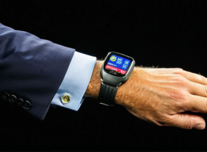 Болсонару объясняет попытку снять браслет галлюцинациями