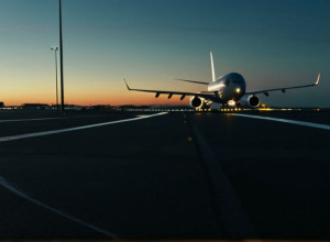 Инцидент в аэропорту Кёльна: Пассажиры бежали за самолетом по взлетно-посадочной полосе