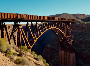 Захватывающее приключение: экстремалы пересекают каньон в Мексике по старой железнодорожной эстакаде