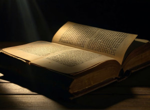 Говард Карпендейл откровенно рассказывает о пережитом в детстве насилии в своей автобиографии