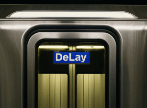 Пьяный пассажир заблокировал двери метро, остановив движение поезда