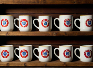 Фанаты футбола: Немецкий коллекционер собирает уникальные кружки клубов со всей Европы