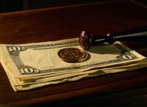 Скандал в суде Дрездена: адвокат обвиняемой в убийстве вдовы присвоил 117 тысяч евро