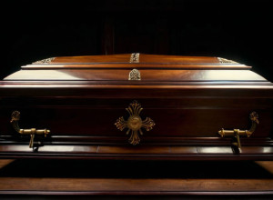 Чудо на грани: Женщина очнулась в гробу прямо перед кремацией