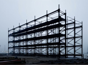 Серьезное Происшествие в Порту Гамбурга: Рабочий Упал со Строительных Лесов