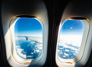 Почему нельзя закрывать шторки иллюминаторов при взлете и посадке?