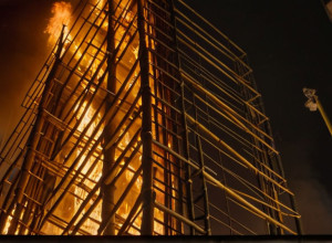 Смертоносный пожар в Гонконге: Бамбуковые леса охвачены пламенем, есть жертвы