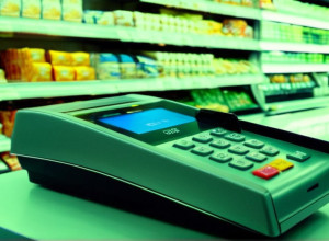 Упрощенный доступ к наличным: Новые правила ЕС позволяют снимать деньги в супермаркетах без покупки