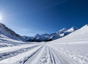Масштабная лавина в Тироле: Шесть лыжников затронуты снежной массой, поиски продолжаются