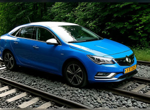 Чудесное спасение в Гамбурге: женщина выжила после столкновения с электричкой, протащившей авто 100 метров