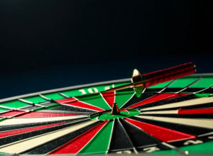 Звезда дартса Майкл Смит поранил себя дротиком во время матча