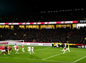 Ожесточенные столкновения: болельщиков "Штутгарта" не пустили на матч в Нидерландах