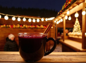 Цены на глинтвейн на Рождественских ярмарках: сколько стоит праздничный напиток в этом году