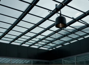 Загадочный "парящий" уборщик: Мойщик окон стал звездой интернета