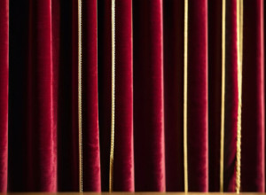 Урсула Карвен триумфально вернулась на сцену, а её сыновья представили своих возлюбленных