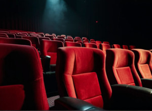 Нашествие клопов в знаменитом кинотеатре Парижа: Зрители столкнулись с реальным ужасом во время показа фильма ужасов