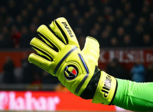 Мануэль Нойер играет в специальной перчатке с четырьмя пальцами: Причина необычного снаряжения вратаря "Баварии"