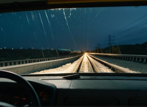 Опасный инцидент в Мюнхене: Неизвестные бросили бетонную плиту в поезд S-Bahn, 700 пассажиров оказались заблокированы