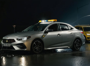 Последствия серьезной многоавтомобильной аварии на темной городской улице