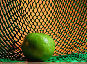 Загадка супермаркета: Как цветные сетки для фруктов обманывают наше зрение