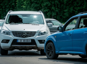 Два автомобиля столкнулись на перекрестке в Москве, один человек погиб