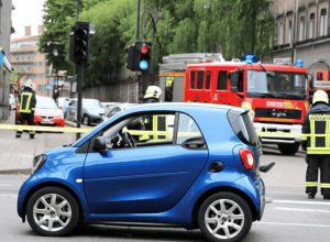 ДТП в Саарбрюкене: Smart перевернулся, женщина заблокирована