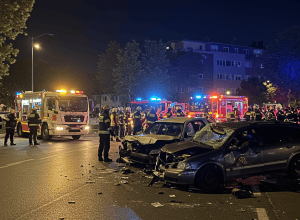 Авария гонщика в зоне 30 км/ч в Берлине: Тяжелораненые, зеваки, беспорядки!