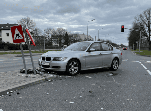 ДТП в Карлсруэ: BMW врезался в островок и скрылся