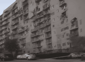Крики из квартиры: полиция обнаружила мертвого мужчину и раненую женщину