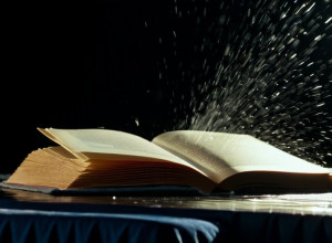 Рубиалеса забросали яйцами на презентации книги о «поцелуйном скандале»