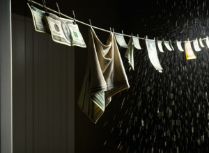 Отмывание денег в прямом смысле: банкноты сушатся на веревке, обнаруженные полицией Бразилии