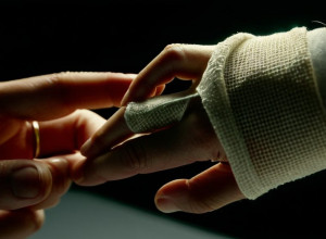 Проблемы с пирсингом: дочь Ким Кардашьян Норт замечена у врача