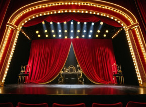 Сара Энгельс на сцене: страстные поцелуи и реакция мужа