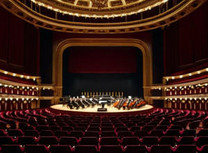 Паниз Фарьюсефи: Женщина-дирижер впервые за 46 лет возглавила Тегеранский симфонический оркестр