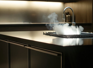 Мама мыла посуду, не заметив, как её сын загорелся