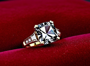 Майли Сайрус обручена: роскошное кольцо за 387 000 евро блистало на красной дорожке