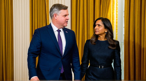 Джей Ди Вэнс отрицает слухи о проблемах в браке после того, как его жену видели без обручального кольца