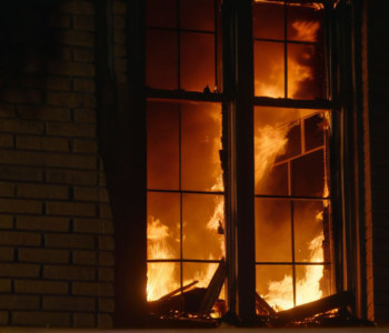 Трагический пожар в Хемнице: Мужчина выпрыгнул со второго этажа, спасаясь от огня