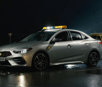 Последствия серьезной многоавтомобильной аварии на темной городской улице