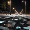 В немецком Касселе неизвестный бросил бутылки на проезжую часть, повреждена машина