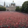 Тысячи фанатов "Арминии" устроили "безумие" на Александерплац перед финалом Кубка Германии
