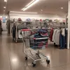 В Людвигсхафене ищут женщину, укравшую тележку детской одежды на 600+ евро